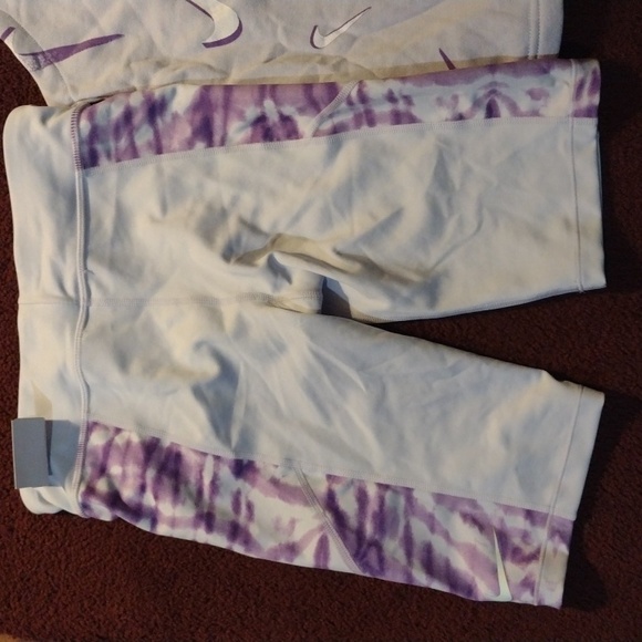 Nike biker shorts and tank top - Picture 4 of 4